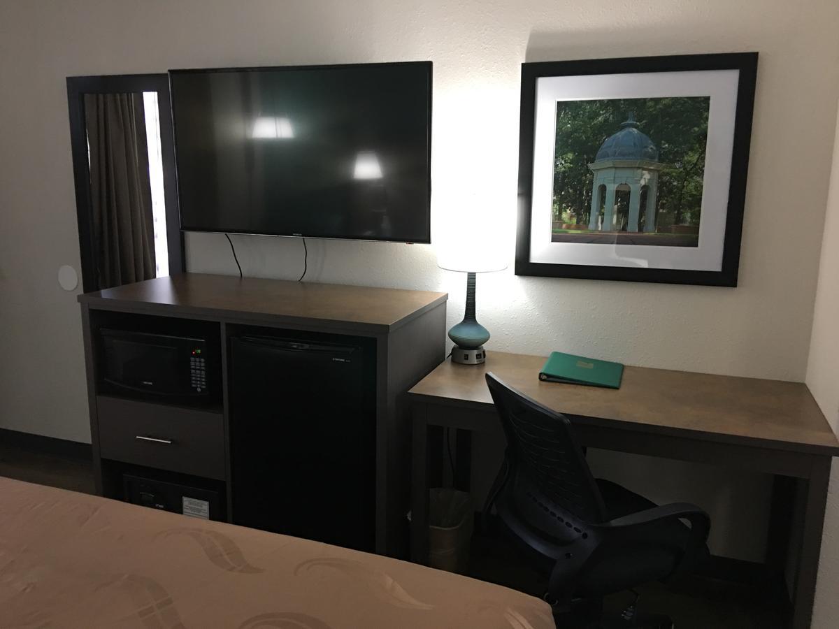 Quality Near University Inn 2*